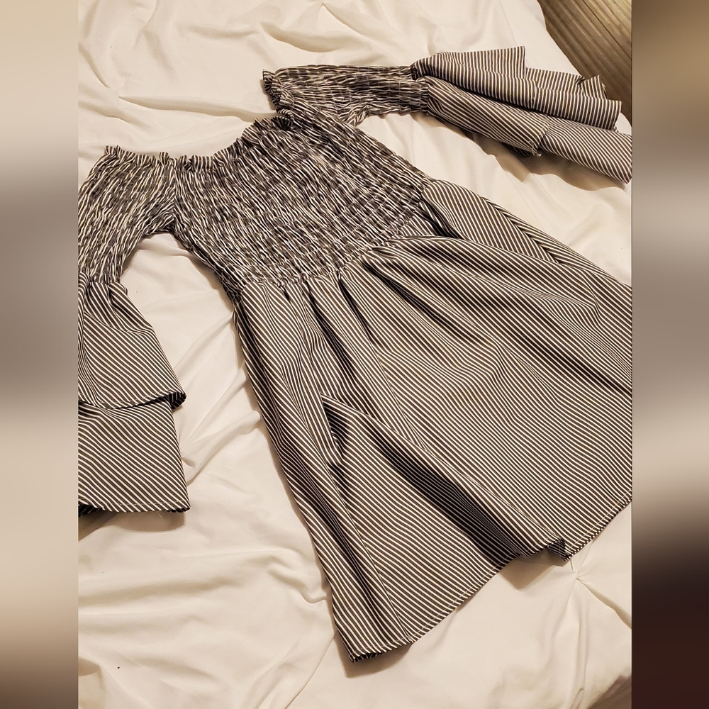 Womens off the shoulder dress. Size L